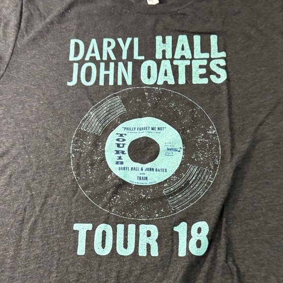 Daryl Hall & John Oates Tour 18 T-Shirt - Picture 2 of 4